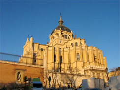 De Almudena kathedraal in Madrid